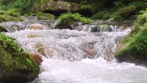 Zeitlupenaufnahmen-Von-Bächen,-Kleinen-Flüssen-Und-Fließendem-Wasser