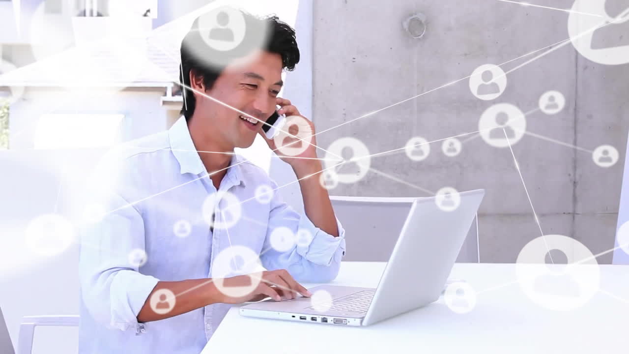 스마트폰과 노트북을 사용하여 두 인종 남성에 대한 아이콘과 연결 네트워크의 애니메이션