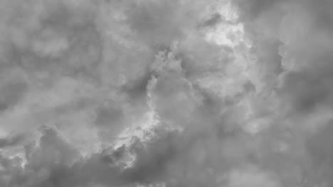 vista de tormenta y nubes oscuras con rayos