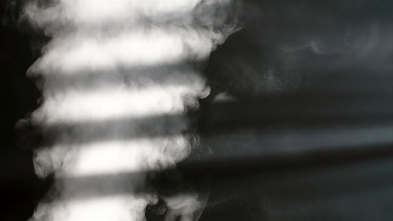 검은색 배경에 왜곡된 연기 또는 안개, 습기 및 공기 개념