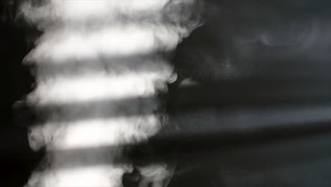 la distorsión del humo o la niebla sobre un fondo negro. humidificador y concepto de aire.