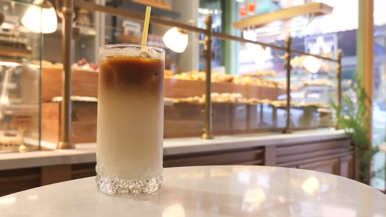 카페에서 얼음 라테