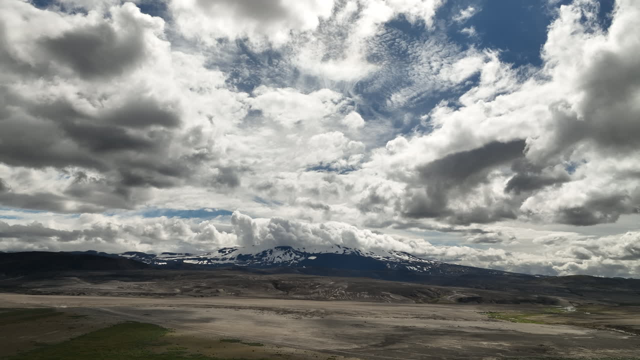 paisaje desértico de montañas nevadas en islandia día nublado aéreo
