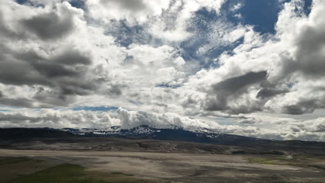 Paisaje-Desértico-De-Montaña-Nevada-En-Islandia-Día-Nublado-Aéreo