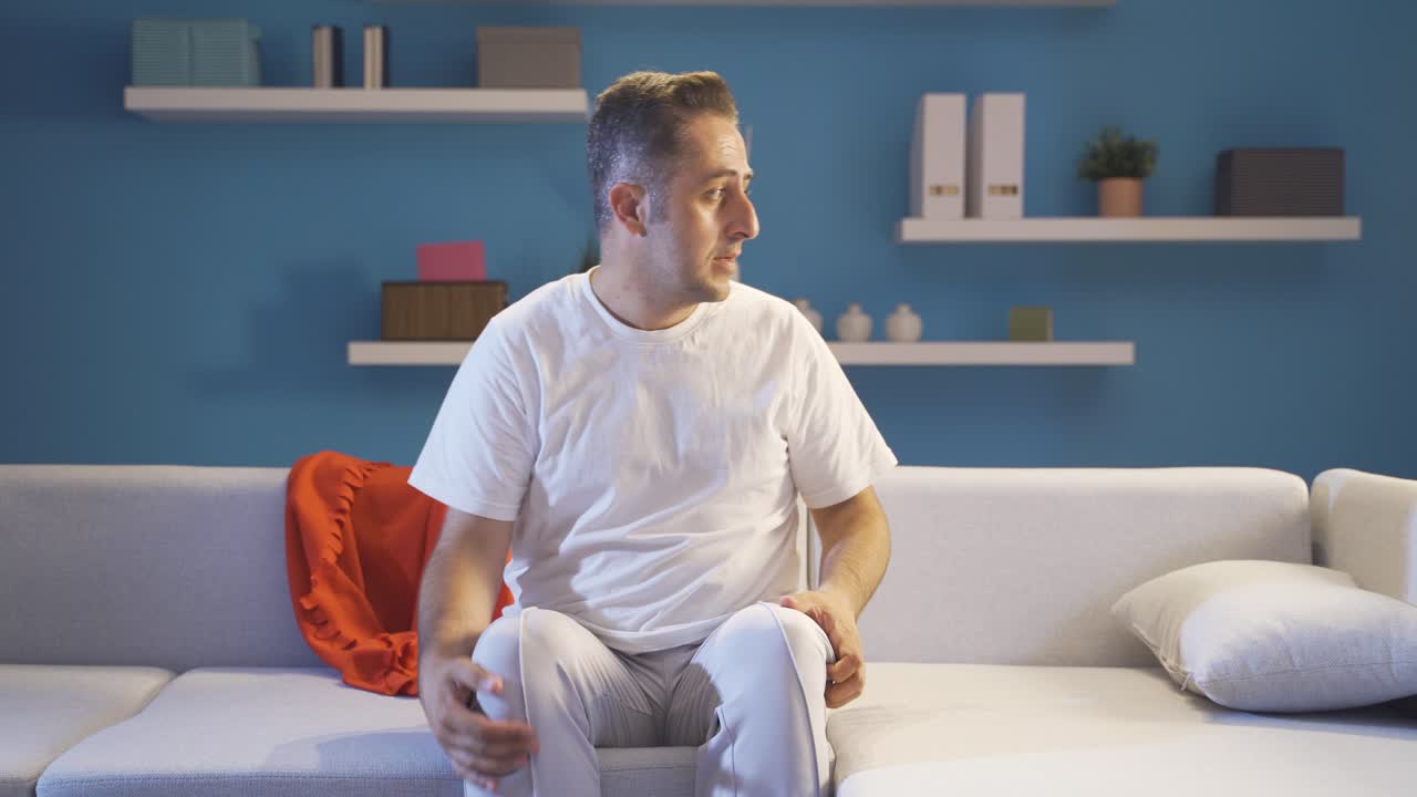Uomo con paranoia si guarda intorno in modo strano e curioso