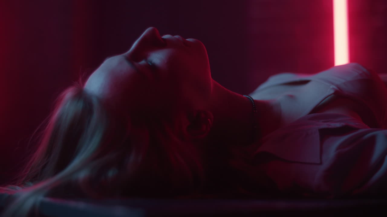 mujer con luz de neón