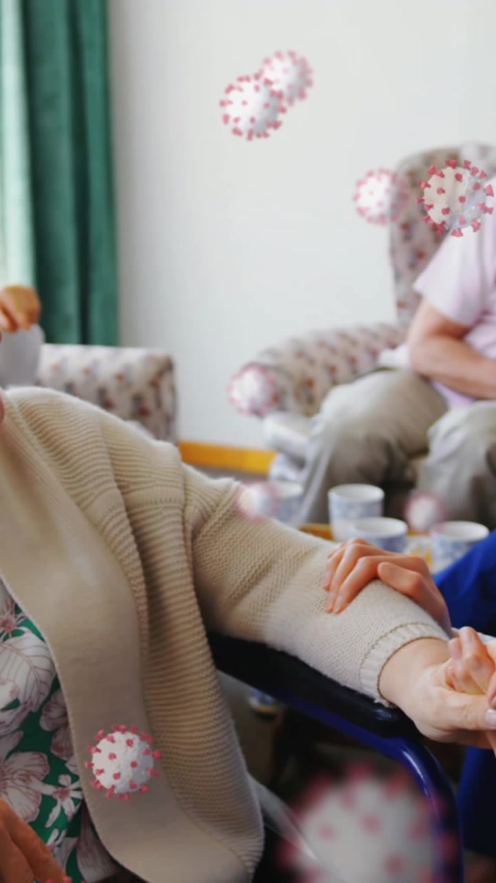 Animazione di cellule di coronavirus Covid-19 che si diffondono su donna anziana caucasica e operatore sanitario