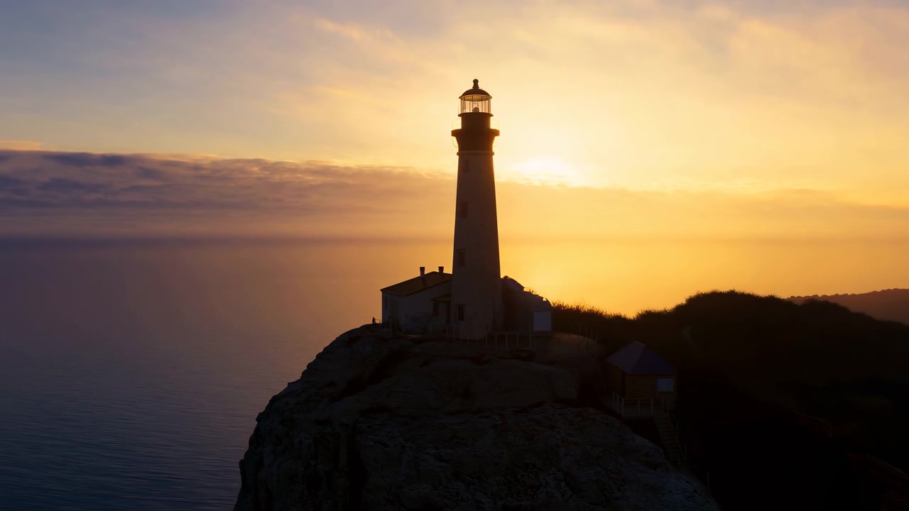 Un faro alto e la vicina casa del guardiano si stagliano in silhouette sopra una costa frastagliata mentre la luce del tramonto brilla intorno alla sala della lanterna, riflessi tenui si diffondono sul mare calmo e le nuvole si addensano