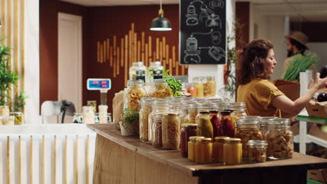 Clientes-Comprando-En-Una-Tienda-Ecológica