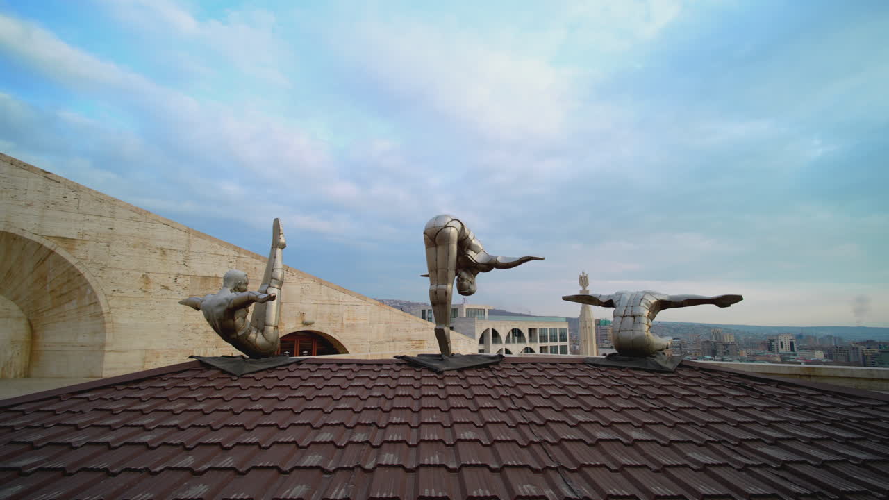 지붕 위 에 있는 다이버 들 의 금속 조각