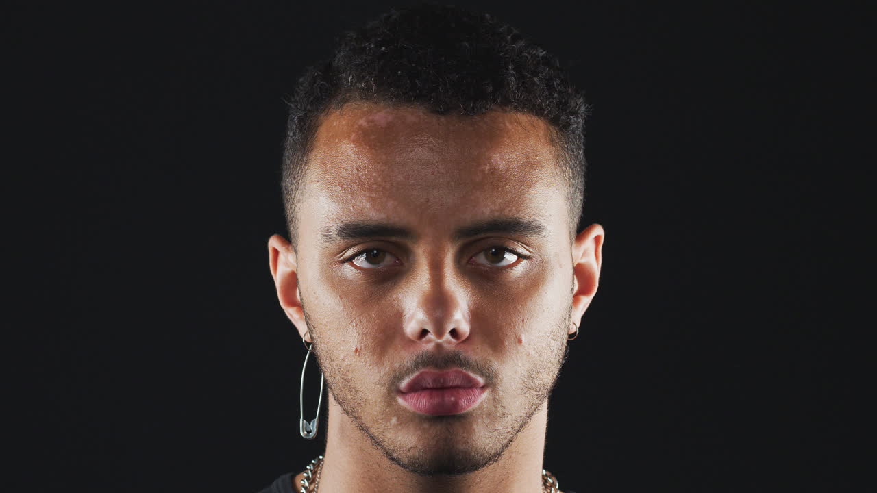 cabeza y hombros toma de estudio de un hombre enojado gritando a la cámara en cámara lenta