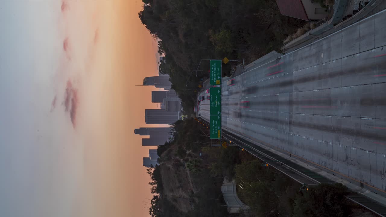 vista vertical del tráfico en la autopista durante la puesta de sol en los ángeles, california durante el bloqueo de covid-19