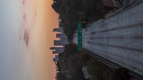 Vista-Vertical-Del-Tráfico-En-La-Carretera-Durante-La-Puesta-De-Sol-En-Los-ángeles,-California-Durante-El-Cierre-De-Covid-19