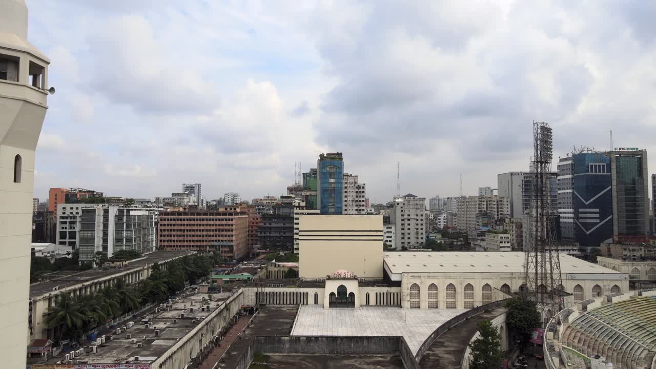 방글라데시의 수도 다카에 있는 바이 무카람 국립 모스크의 드론 사진