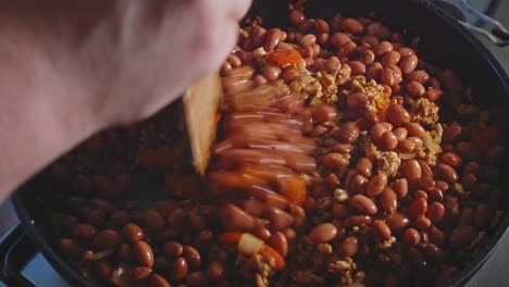 냄비에 팥과 갈은 칠면조 요리 및 저어주기