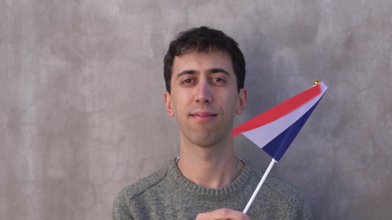 Persona che sventola la bandiera francese al rallentatore. Primo piano