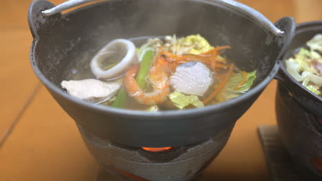 Hot-Pot-Im-Japanischen-Stil,-Mittagessen-Mit-Meeresfrüchten-In-Einem-Beliebten-Japanischen-Restaurant