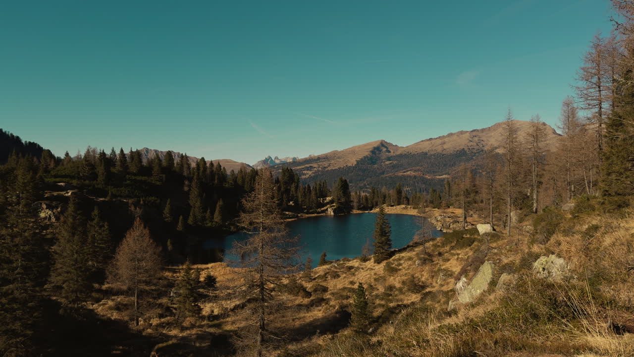 Il lago in autunno