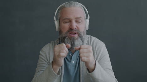 hombre disfrutando de la música con auriculares
