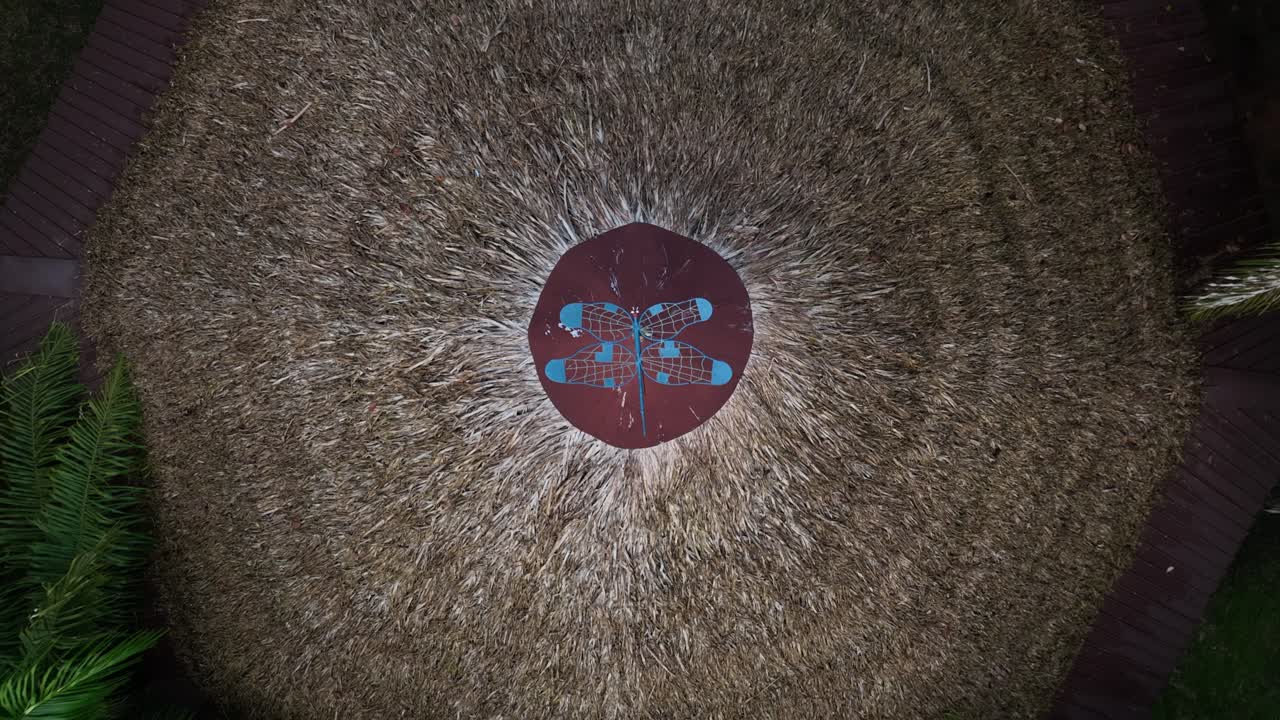 vista aérea de drones de la cabaña de la selva en la amazonia, rodeada de árboles, ríos, clima tropical, animales salvajes, lluvia en el bosque