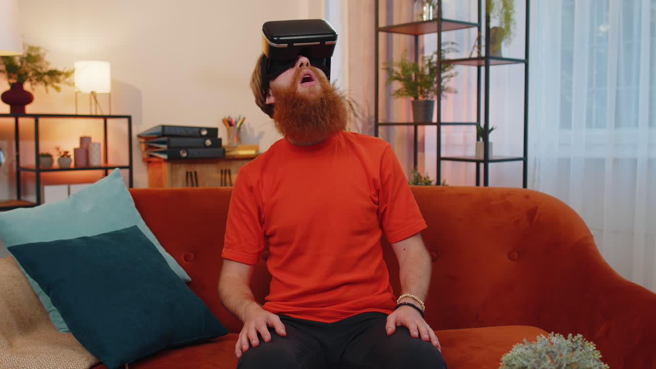 hombre usando realidad virtual auriculares de tecnología futurista para jugar simulación 3d videojuego en casa