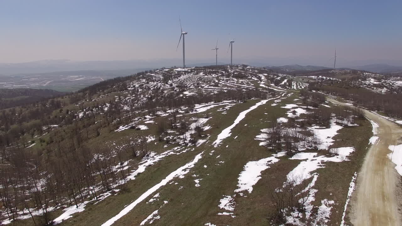 산 꼭대기에 있는 많은 풍력 터빈