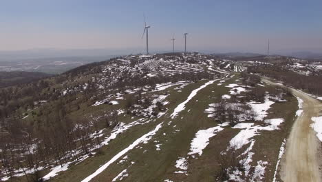 Viele-Windkraftanlagen-Auf-Einem-Berg