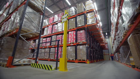 almacén con sistema automatizado de almacenamiento y recuperación