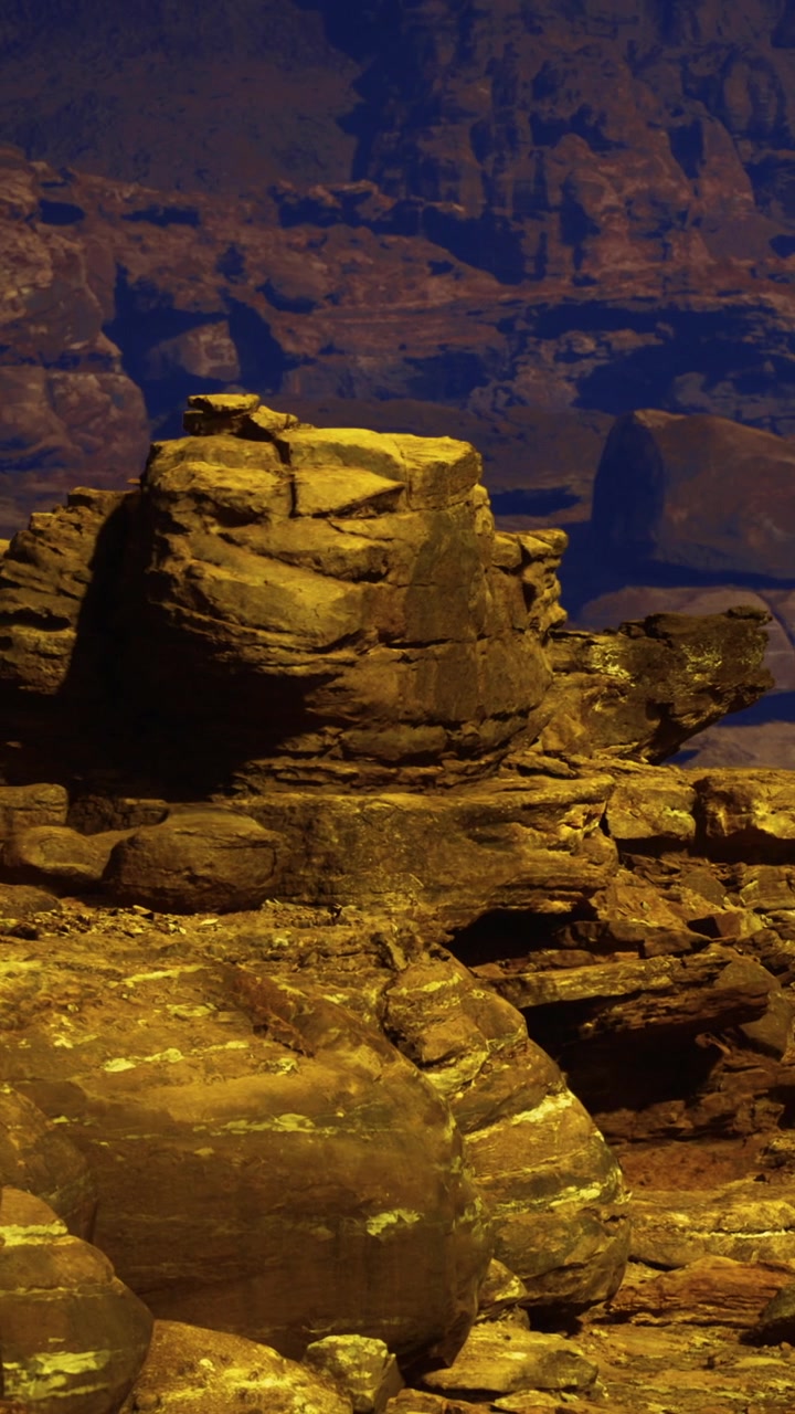 Sonnenuntergangslicht auf Felsformationen am Grand Canyon in Arizona.