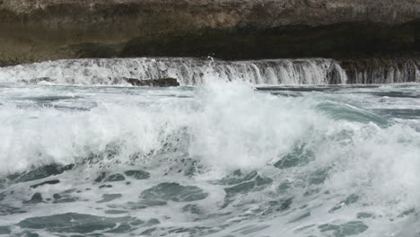 Olas-Rompiendo-En-Las-Rocas,-Creando-Cascadas,-Primer-Plano,-Bonaire