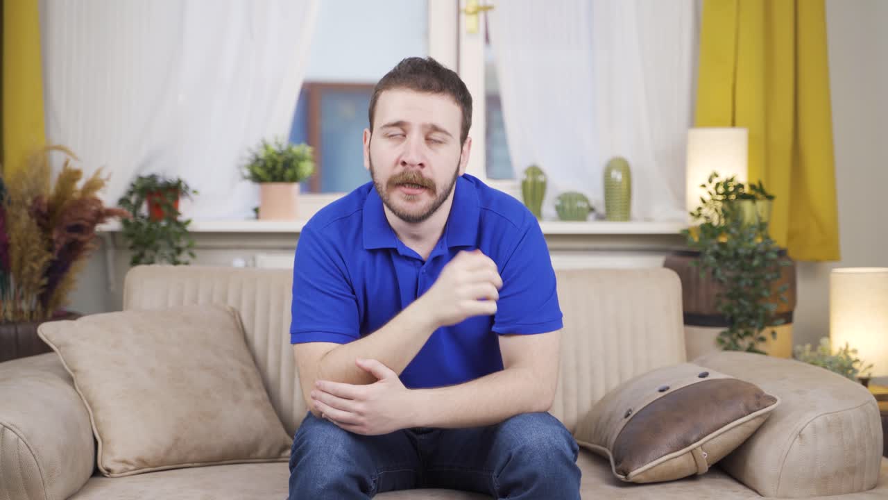 hombre preocupado y nervioso.