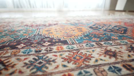primer plano de una alfombra colorida con un patrón tradicional