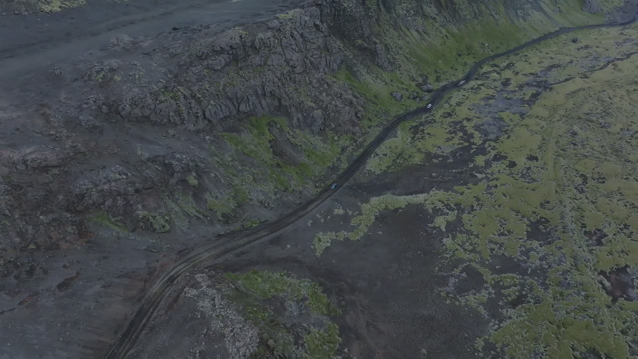 Luftfoto af det islandske højland, off road-kørsel på Reykjanesbær, nær vulkanområdet