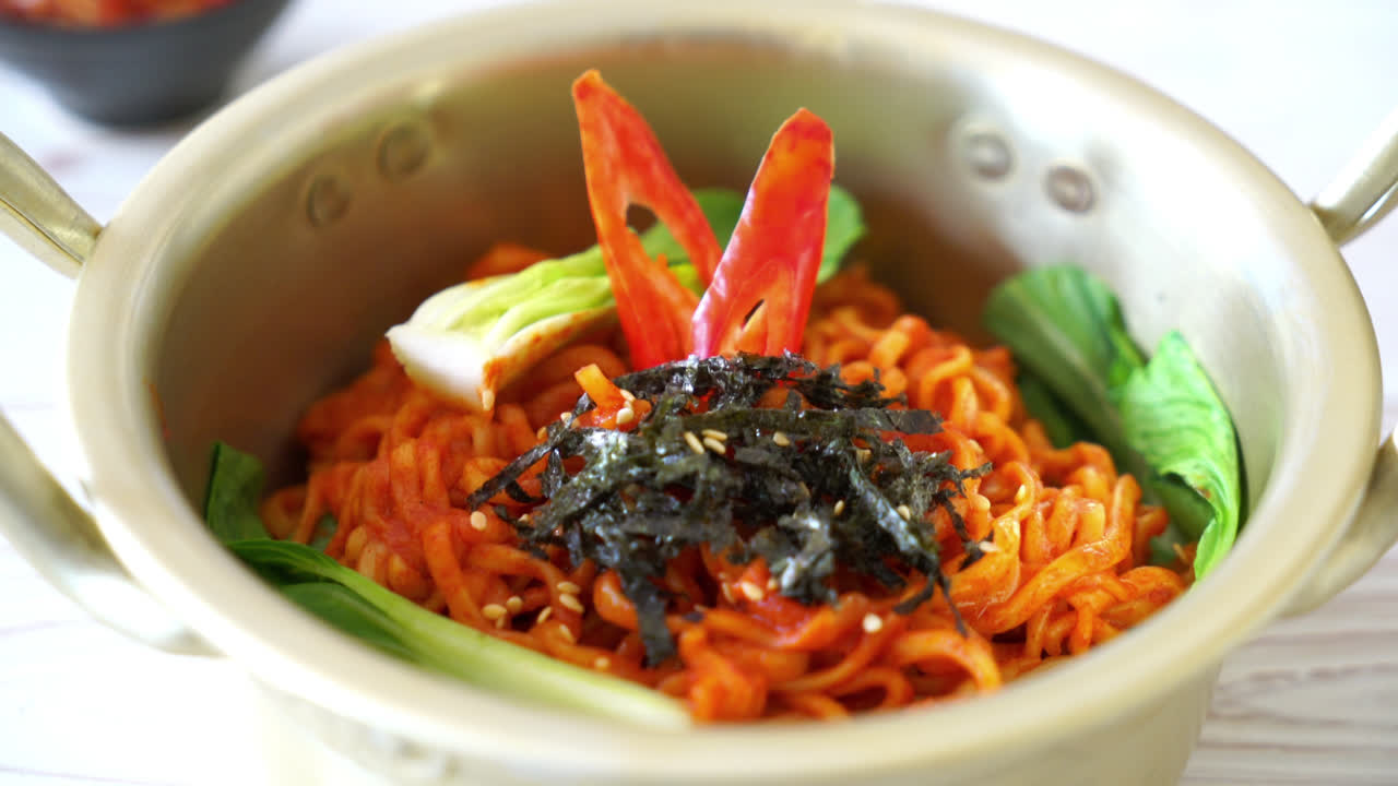 야채와 김치와 함께 한국 인스턴트 누들