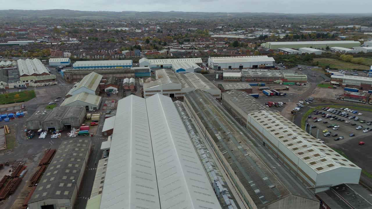 Video aereo cinematografico realizzato con drone del complesso industriale di Loughborough con fabbriche, impianti di produzione, centri di distribuzione e strutture su larga scala