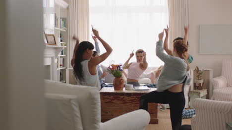 Feliz-Familia-Multirracial-Bailando-En-Casa-Divirtiéndose-Disfrutando-Del-Baile-Celebrando-Un-Fin-De-Semana-Emocionante-Juntos-Vistiendo-Pijamas