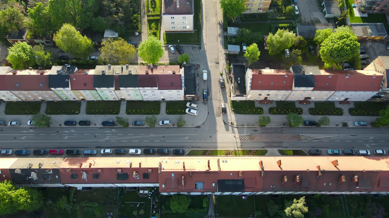 Veduta aerea di veicoli parcheggiati a bordo strada e di edifici del centro storico in una giornata di sole a Danzica, Polonia