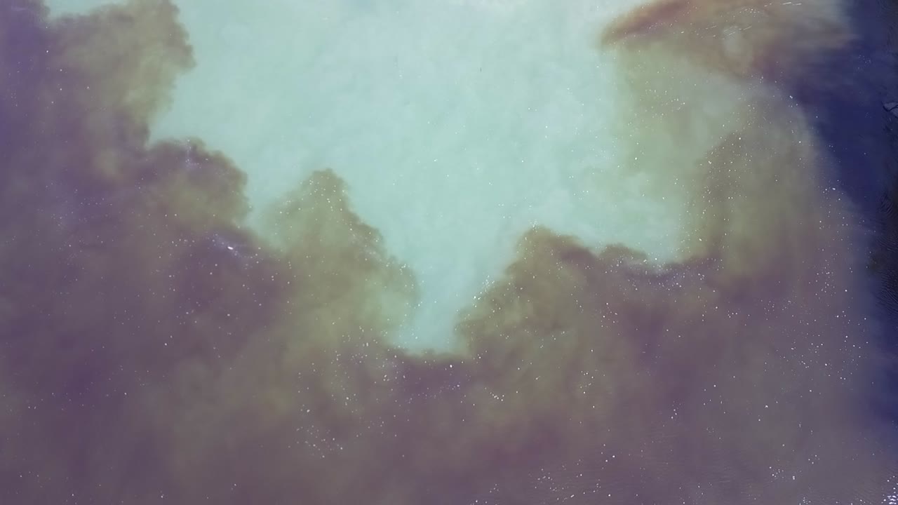 antena: el agua del río africano de tanino se mezcla con el agua clara del océano en el bar