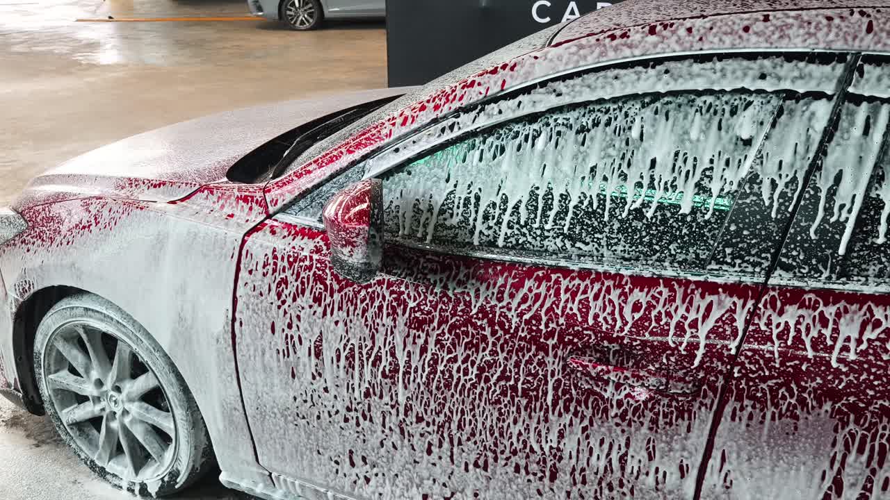 Auto rossa lavata con schiuma