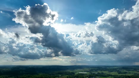 Hermosa-Formación-De-Nubes-En-El-Cielo,-Iluminada-Por-El-Sol