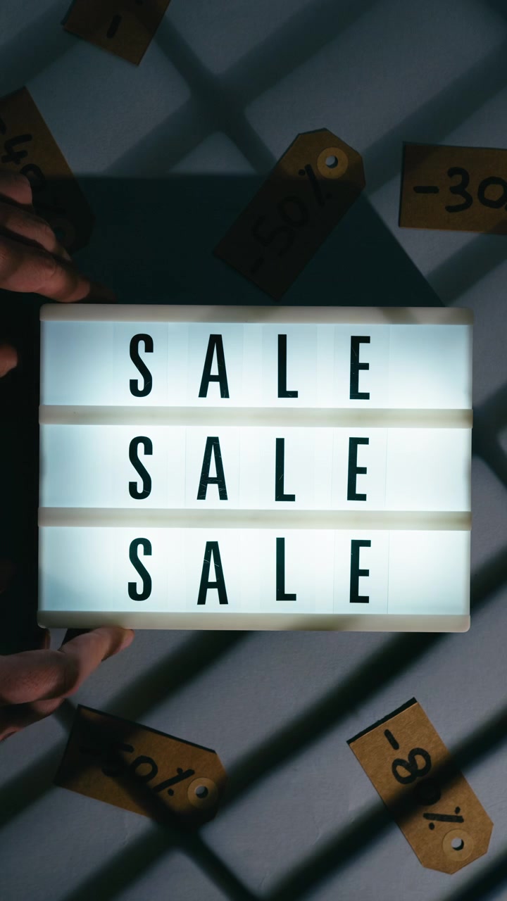 L'insegna ufficiale dei saldi del Black Friday è illuminata nel negozio