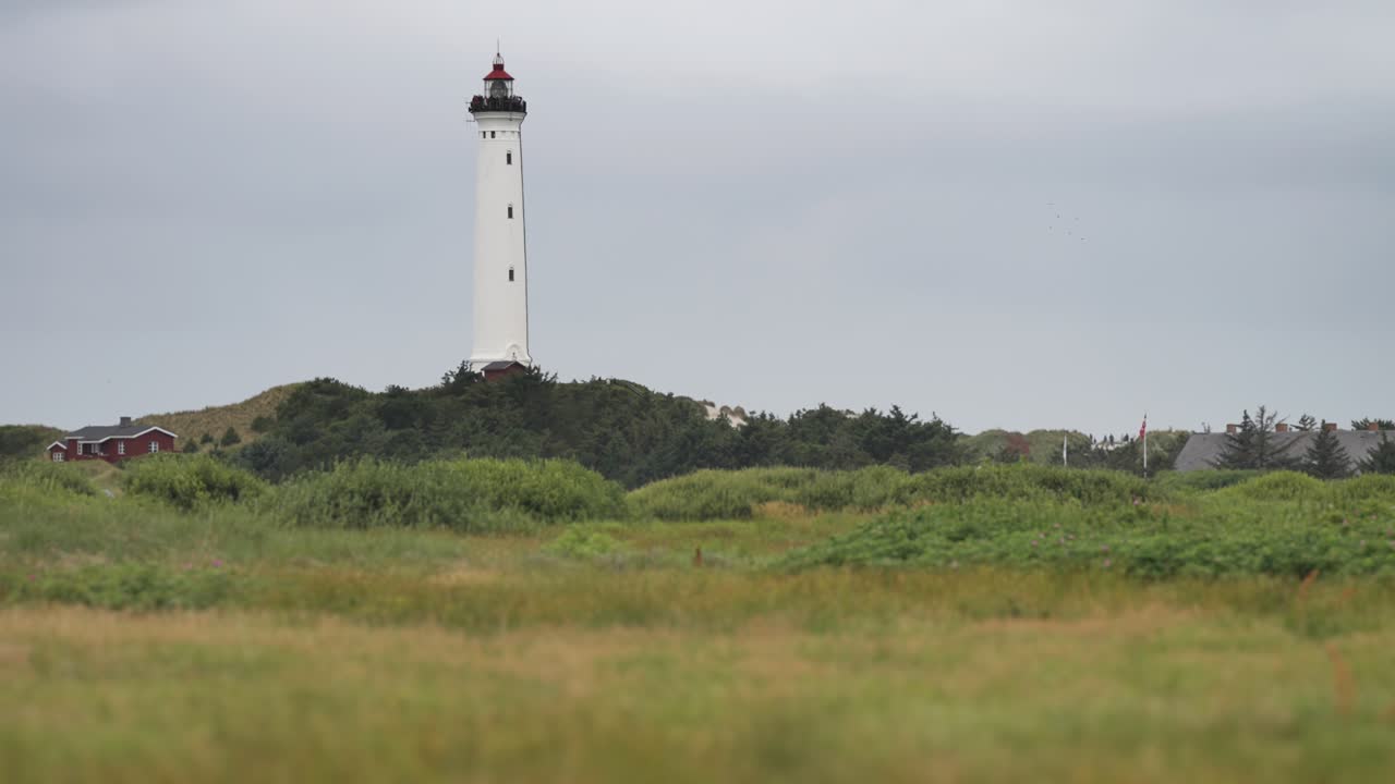 faro de lyngvig en un pintoresco entorno isleño
