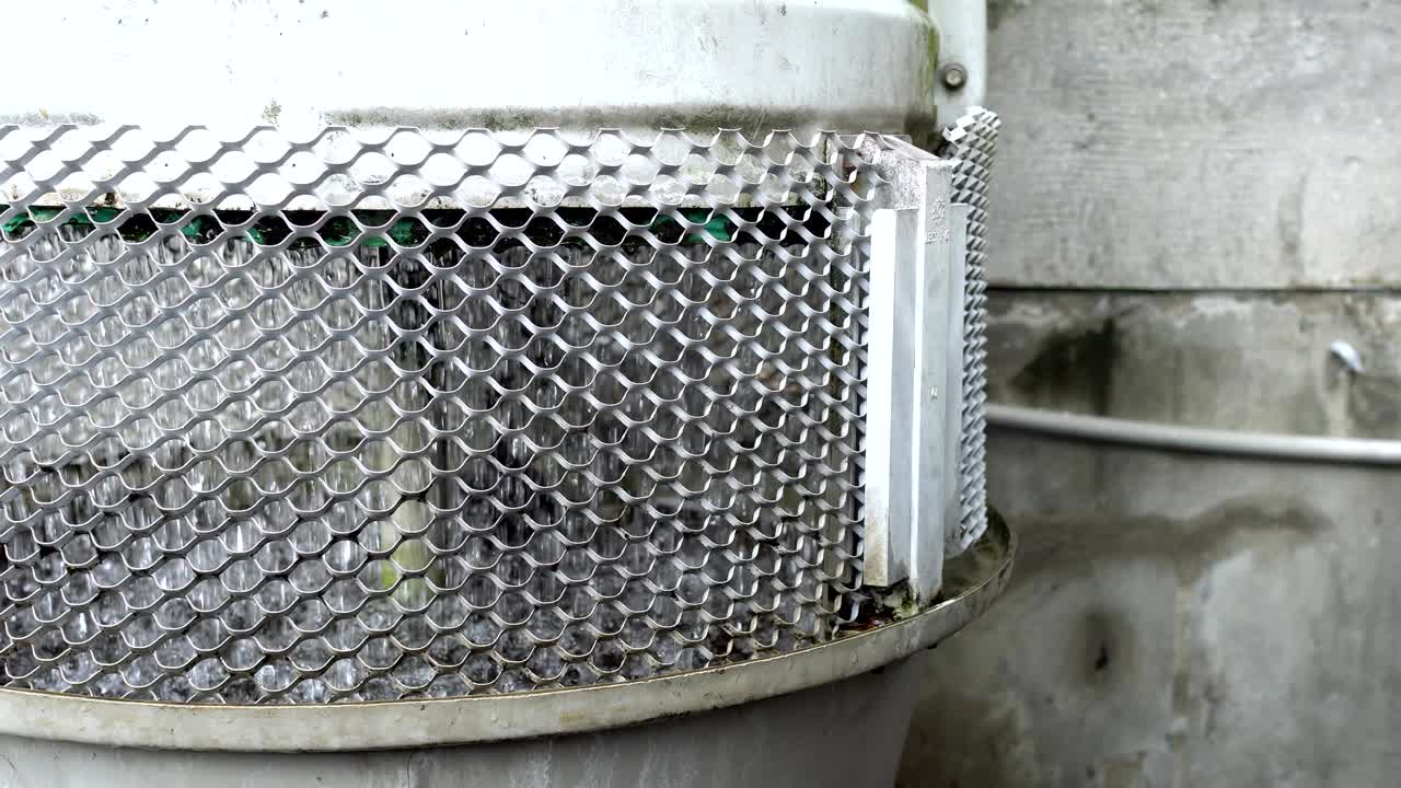 motor de inducción de 3 fases. la función es drenar o bombear agua. el exterior es viejo y oxidado. el tema está a la izquierda.