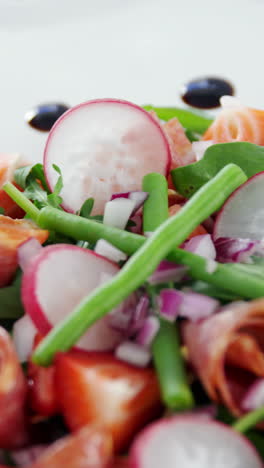 ensalada con vino servido en el plato