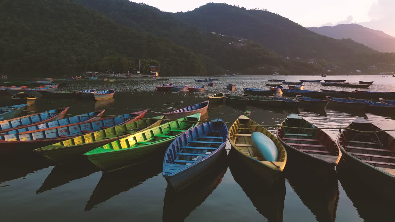 barcos coloridos en la orilla del hermoso lago phewa al atardecer en pokhara, nepal