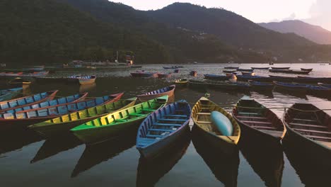 Coloridos-Barcos-En-La-Orilla-Del-Hermoso-Lago-Phewa-Al-Atardecer-Pokhara,-Nepal