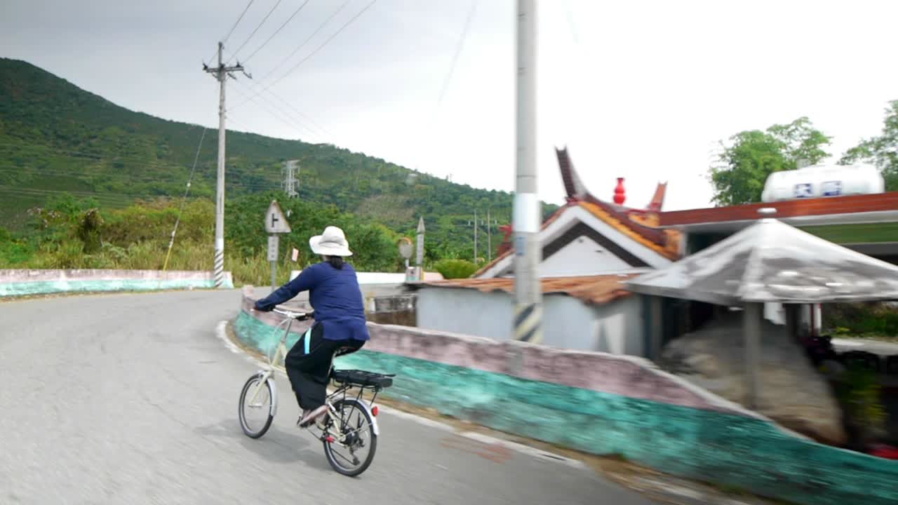 파란 드레스와 흰 모자를 쓴 여자 타기