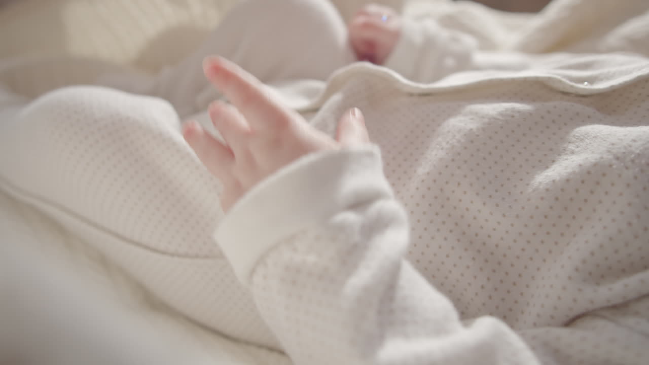 ребёнок в спальном белье.