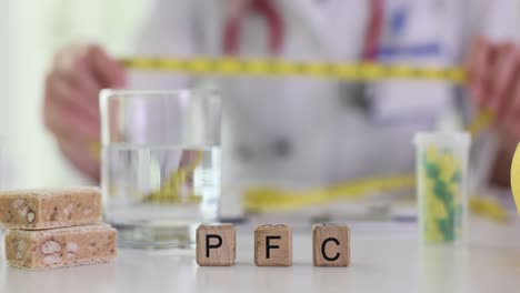 nutritionist discusses diet plan with pfc (protein, fat, carbohydrates) balance