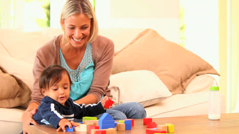 una niña jugando con su madre